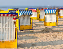 Vom Hotel aus sind einige der schönsten Sandstrände in Deutschland mit ihren traditionellen Strandkörben leicht zu erreichen.