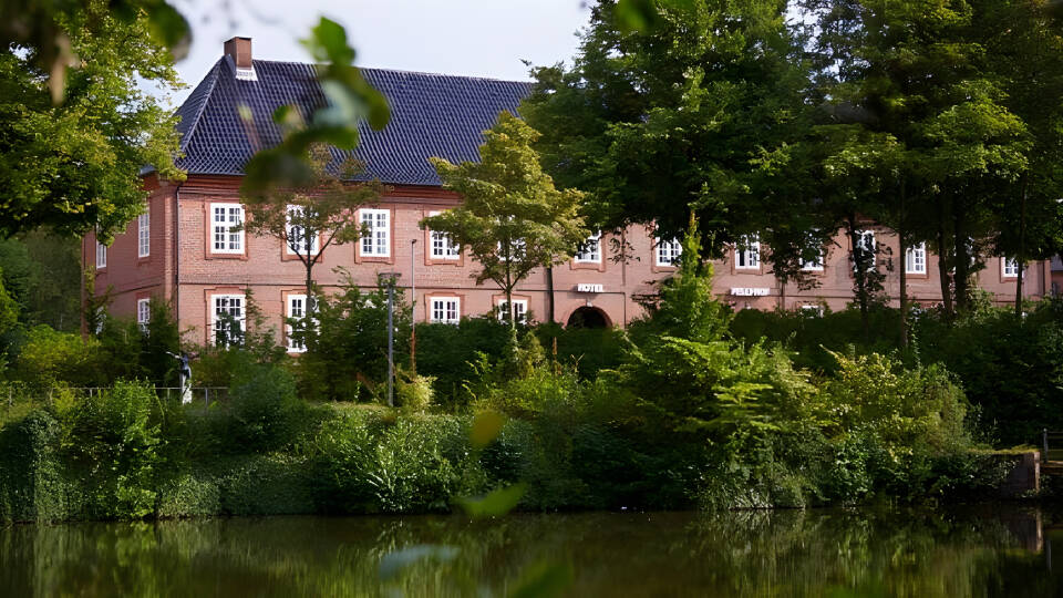 Das Hotel Pelli Hof Rendsburg befindet sich in Rendsburg, eine bezaubernde kleine Stadt, die vor allem für ihre historische Eisenbahnbrücke bekannt ist.