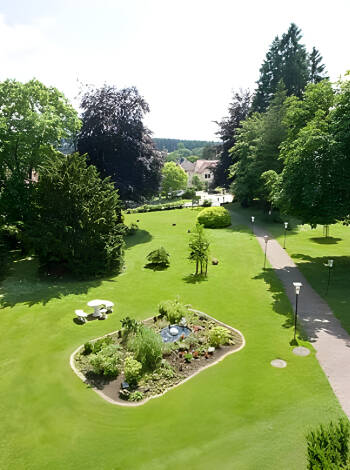 Der weitläufige Garten des Hotels und die umliegende Natur laden zu einem Spaziergang ein.