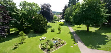 Der weitläufige Garten des Hotels und die umliegende Natur laden zu einem Spaziergang ein.