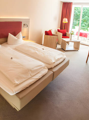 The bright, well-kept rooms offer plenty of space and a balcony.