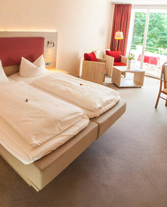 Die hellen, gepflegten Zimmer bieten viel Platz und einen Balkon.
