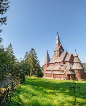 Die Gustav-Adolf-Stabkirche, ein einzigartiges Wahrzeichen, ist nur einen kurzen Spaziergang entfernt.