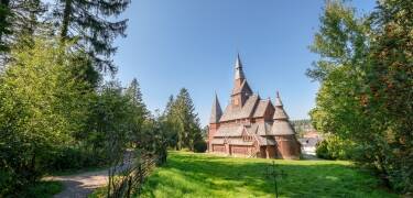 Gustav-Adolf-Stabkirche, ett unikt landmärke, ligger bara en kort promenad bort.