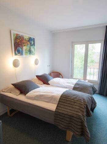 De modernt inredda rummen erbjuder bekväm vistelse på Østergaards Hotel.