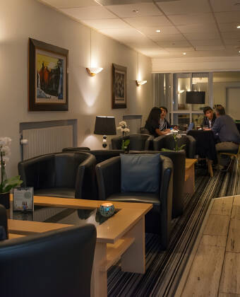 Essen Sie das Abendessen im Hotel und verbringen Sie einen ruhigen Abend in der Bar.