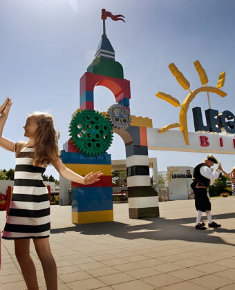 Bringen Sie Ihre Familie mit in den Vergnügungspark Legoland, der aus den berühmten Bausteinen gebaut wurde.