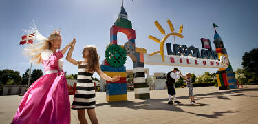 Bringen Sie Ihre Familie mit in den Vergnügungspark Legoland, der aus den berühmten Bausteinen gebaut wurde.