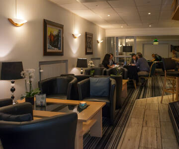 Ät middag på hotellet och tillbringa en mysig stund på kvällen i hotellets bar- och loungeområde