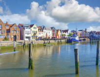 The hotel is just 2 km from the North Sea coast, close to Hattstedtermarsch and Husum.