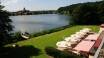 Hotellet har en skøn beliggenhed lige ned til søen Schulsee og med udsigt til byen Mölln på den anden side.