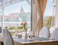 Spis middag i hotellets restaurant eller nyd det gode vejr på sø-terrassen.