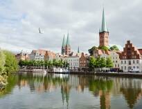 I Lübeck kan I nyde den hyggelige bystemning, shoppe, drikke kaffe, sejle en tur på kanalen og meget andet.