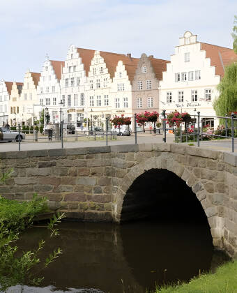 Hyg jer i Friedrichstadt. Her kan I shoppe, besøge museer, tage på café og hygge jer i den stemningsfulde by.