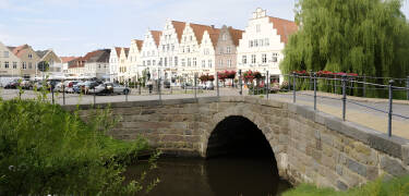 Hyg jer i Friedrichstadt. Her kan I shoppe, besøge museer, tage på café og hygge jer i den stemningsfulde by.