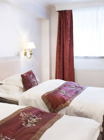 Sie werden sich schnell in einem der geschmackvoll eingerichteten Zimmer des Hotels wohl fühlen, die mit handgefertigten Möbeln eingerichtet sind.
