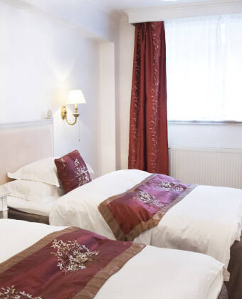 Sie werden sich schnell in einem der geschmackvoll eingerichteten Zimmer des Hotels wohl fühlen, die mit handgefertigten Möbeln eingerichtet sind.