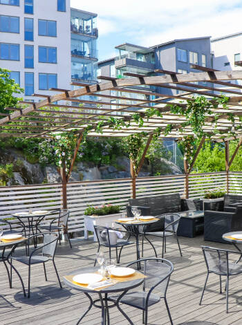 Auf der offenen Dachterrasse des Hotels können Sie entspannen und dabei die Sonne und die schöne Umgebung genießen.
