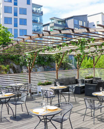 On the hotel's open roof terrace you can relax while enjoying the sun and the beautiful surroundings.