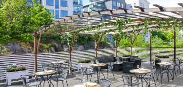 Auf der offenen Dachterrasse des Hotels können Sie entspannen und dabei die Sonne und die schöne Umgebung genießen.