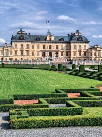 Machen Sie einen schönen Ausflug zum Schloss Drottningholm und sehen Sie Schwedens besterhaltenes Königsschloss.