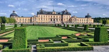 Machen Sie einen schönen Ausflug zum Schloss Drottningholm und sehen Sie Schwedens besterhaltenes Königsschloss.