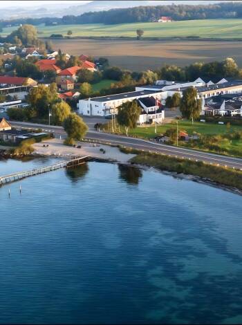 Njut av bastu, wellness, gym och aktiviteter som beachvolleyboll, bordtennis och boule.