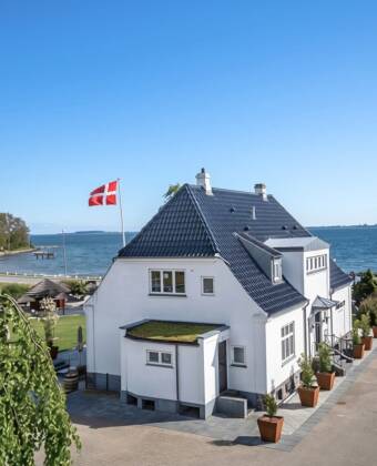 Hotellet har en helt fantastisk beliggenhed lige ned til Faaborg Fjord og kun få kilometer fra den sydfynske købstad Faaborg.