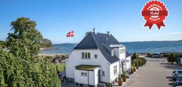 Hotellet har en helt fantastisk beliggenhed lige ned til Faaborg Fjord og kun få kilometer fra den sydfynske købstad Faaborg.