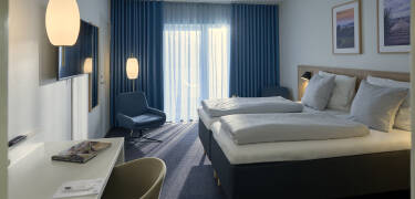 Hotellets rom er lyse og moderne innredet. Vi anbefaler å oppgradere til Standard Plus-rom for en enda bedre opplevelse.