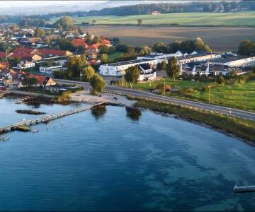 Das Hotel genießt eine fantastische Lage in der Nähe des Faaborg Fjords und nur wenige Kilometer von der kleinen Stadt Faaborg in Südfünen entfernt.