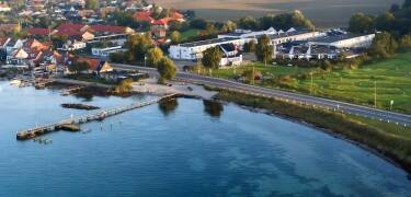 Das Hotel genießt eine fantastische Lage in der Nähe des Faaborg Fjords und nur wenige Kilometer von der kleinen Stadt Faaborg in Südfünen entfernt.