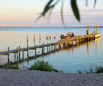 Hotellet ligger lige ned til stranden, hvor den populære strandbar sørger for drinks og ægte beach-vibes i alle de lune måneder.