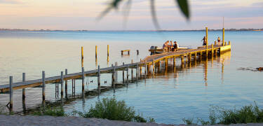 Hotellet ligger lige ned til stranden, hvor den populære strandbar sørger for drinks og ægte beach-vibes i alle de lune måneder.