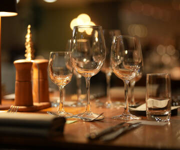 Essen Sie im Hotel zu Abend und genießen Sie zum Essen ein gutes Glas Wein aus der Vinotek des Hotels.