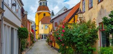 Tag på en spændende dagstur til Odense eller oplev de flotte slotte og herregårde på Fyn.