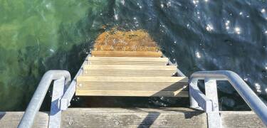 Das Hotel verfügt über einen eigenen Strand und eine Badebrücke, so dass Sie leicht zum Schwimmen in den See springen oder einen Spaziergang am Strand machen können.