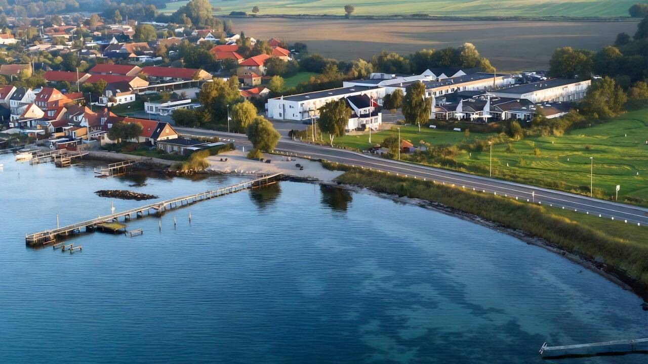Hotellet har en helt fantastisk beliggenhed lige ned til Faaborg Fjord og kun få kilometer fra den sydfynske købstad Faaborg.