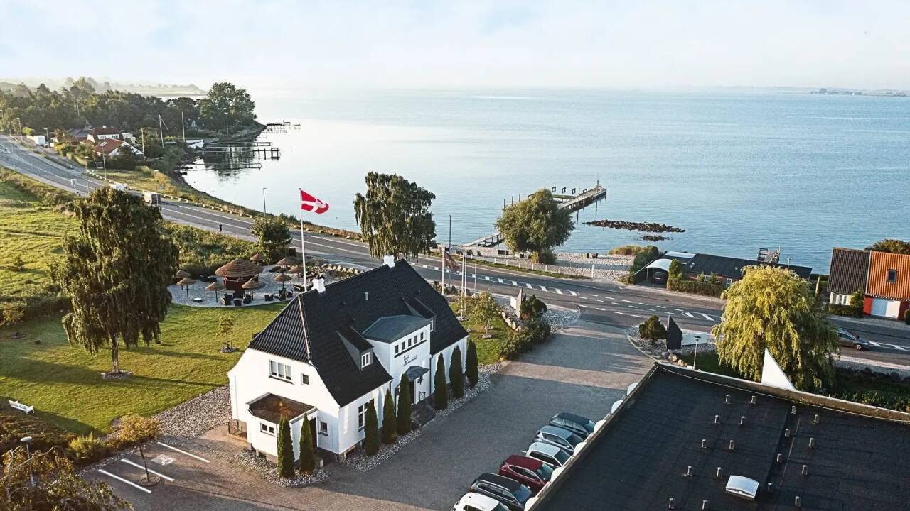 Hotellet har en helt fantastisk beliggenhet like ved Faaborg Fjord kun få kilometer fra den sjarmerende sydfynske kjøpbyen Faaborg.