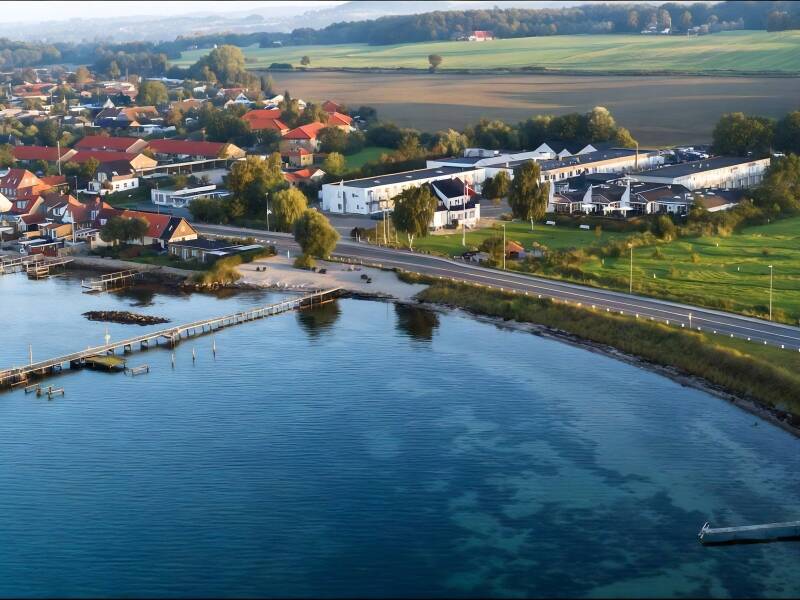 Hotellet har en helt fantastisk beliggenhed lige ned til Faaborg Fjord og kun få kilometer fra den sydfynske købstad Faaborg.