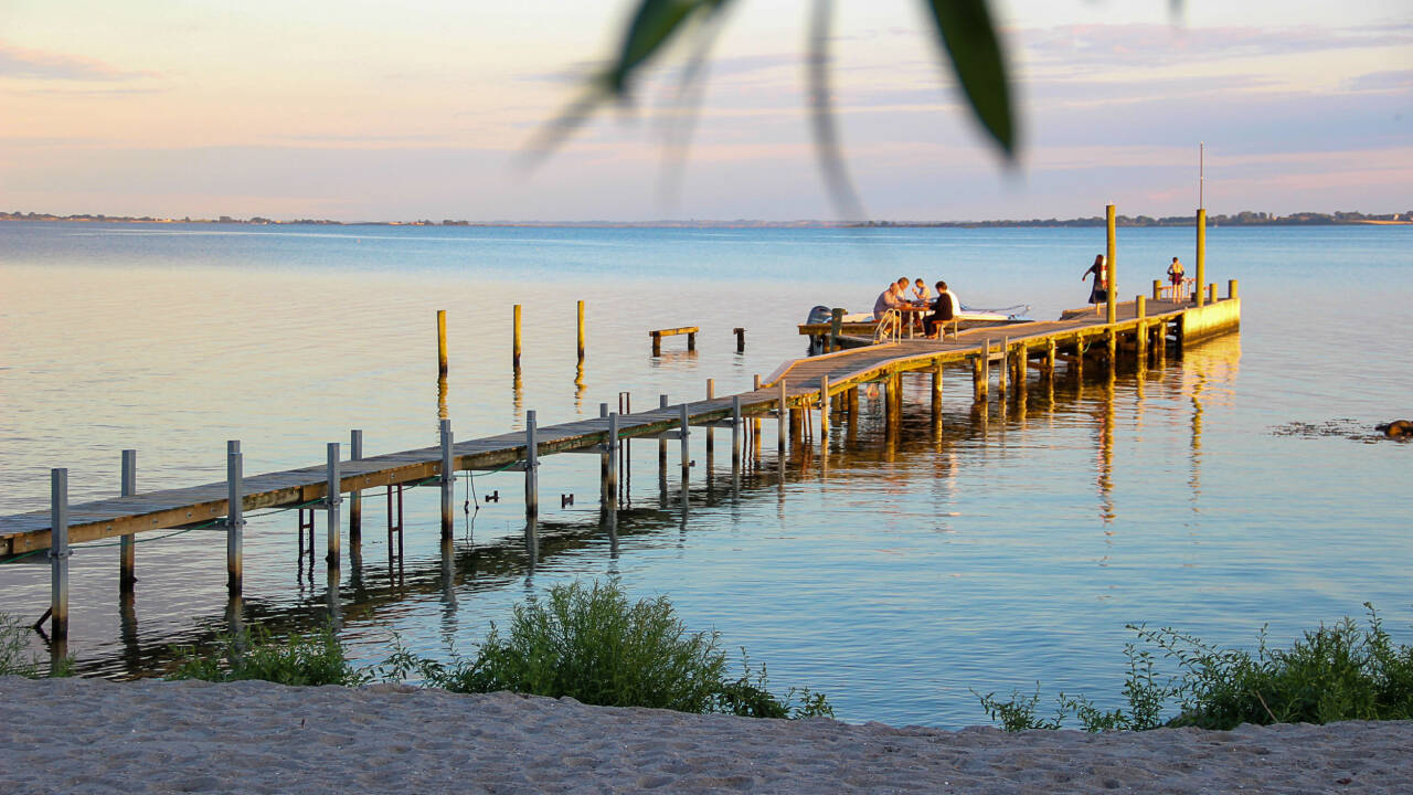 Hotellet ligger lige ned til stranden, hvor den populære strandbar sørger for drinks og ægte beach-vibes i alle de lune måneder.