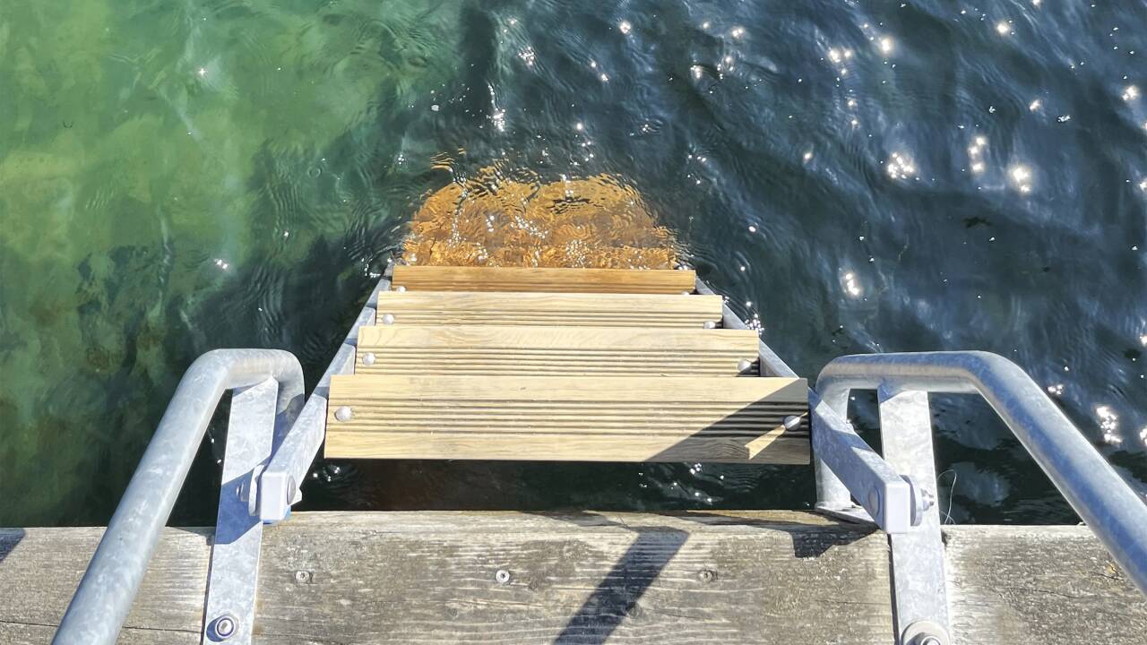 Hotellet råder over egen strand og badebro, så på med badetøjet og afsted i bølgerne.