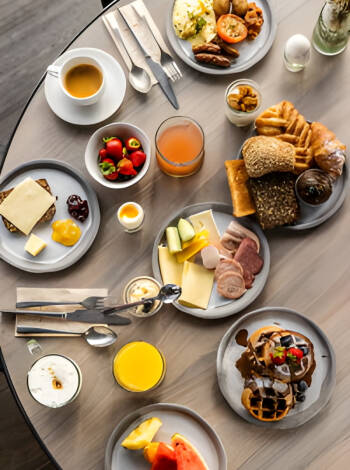 Scandic er kendt for en morgenmad af høj kvalitet. Frisk brød, rundstykker og masser af grønt og frugt.