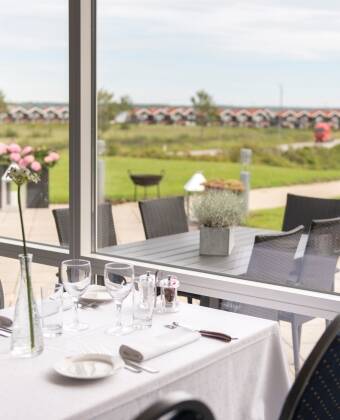 Fra hotellets restaurant og terrasse er det en flott utsikt over området ned til vannet.