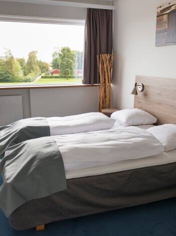 Hotellets rum är bekväma och modernt inredda.