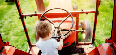 Det finnes flere severdigheter i nærheten, for eksempel Palsgaard Slott og Danmarks Traktormuseum.