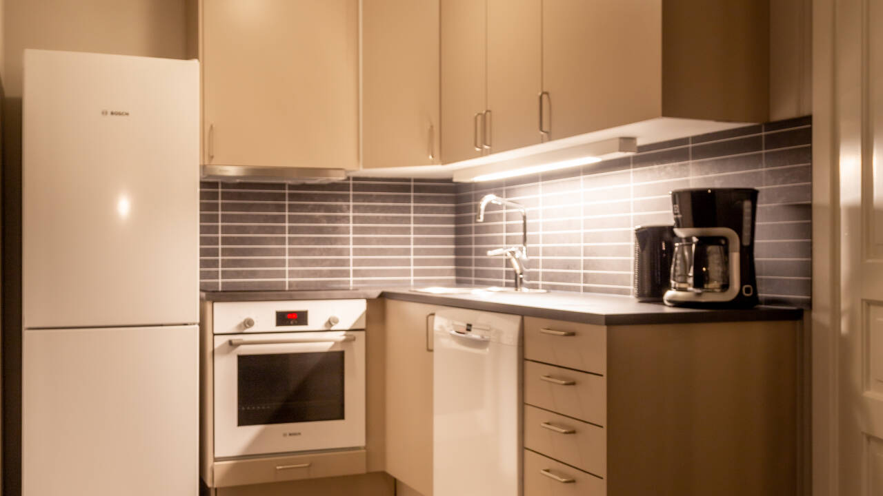 Det fullt møblerte kjøkkenet gjør det enkelt å lage en rask lunsj eller middag.