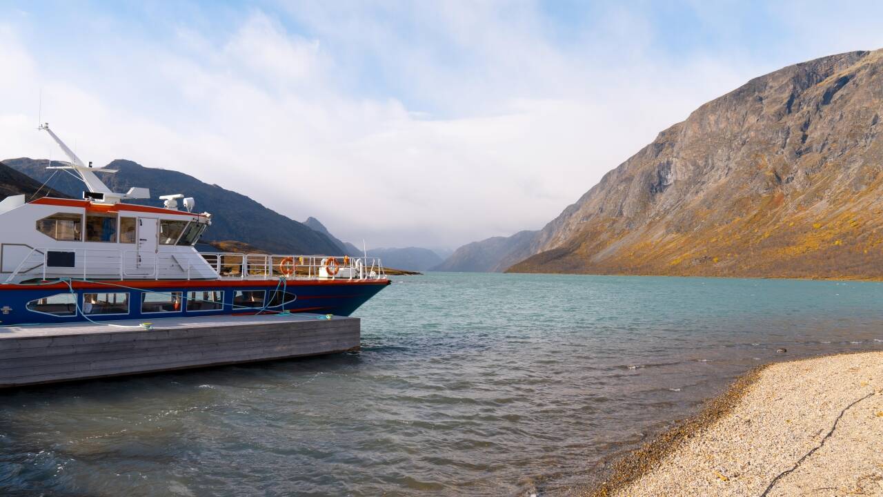 Glid over den fantastiske Gjende-sjøen, omgitt av de majestetiske Jotunheimen-fjellene, og oppdag naturområder som bare er tilgjengelige med båt.