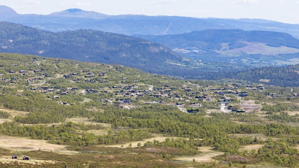 Beitostølen, som ligger ved inngangen til Jotunheimen i Oppland, er en av landets mest populære byer for besøkende. Denne livlige turistdestinasjonen tilbyr et bredt utvalg av aktiviteter gjennom hele året.