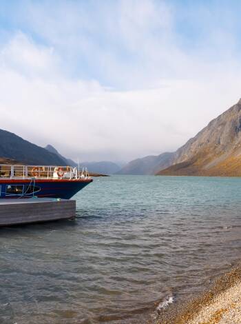 Glid over den fantastiske Gjende-sjøen, omgitt av de majestetiske Jotunheimen-fjellene, og oppdag naturområder som bare er tilgjengelige med båt.